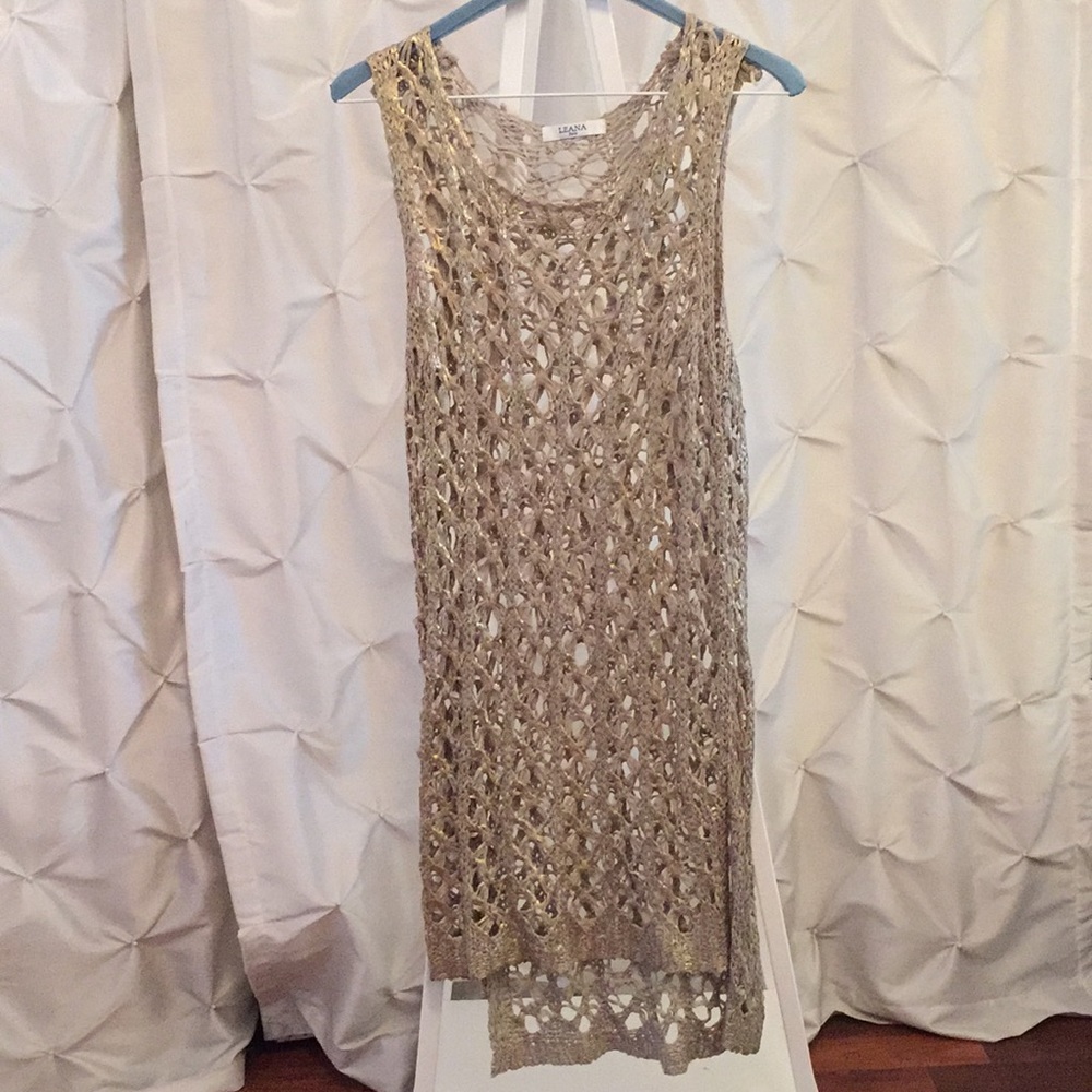 Leana Paris - color: Gold shimmer, woven material.
